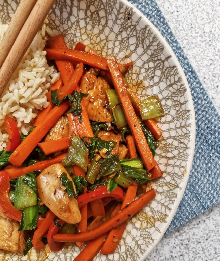 chicken and vegetable stir fry with brown rice