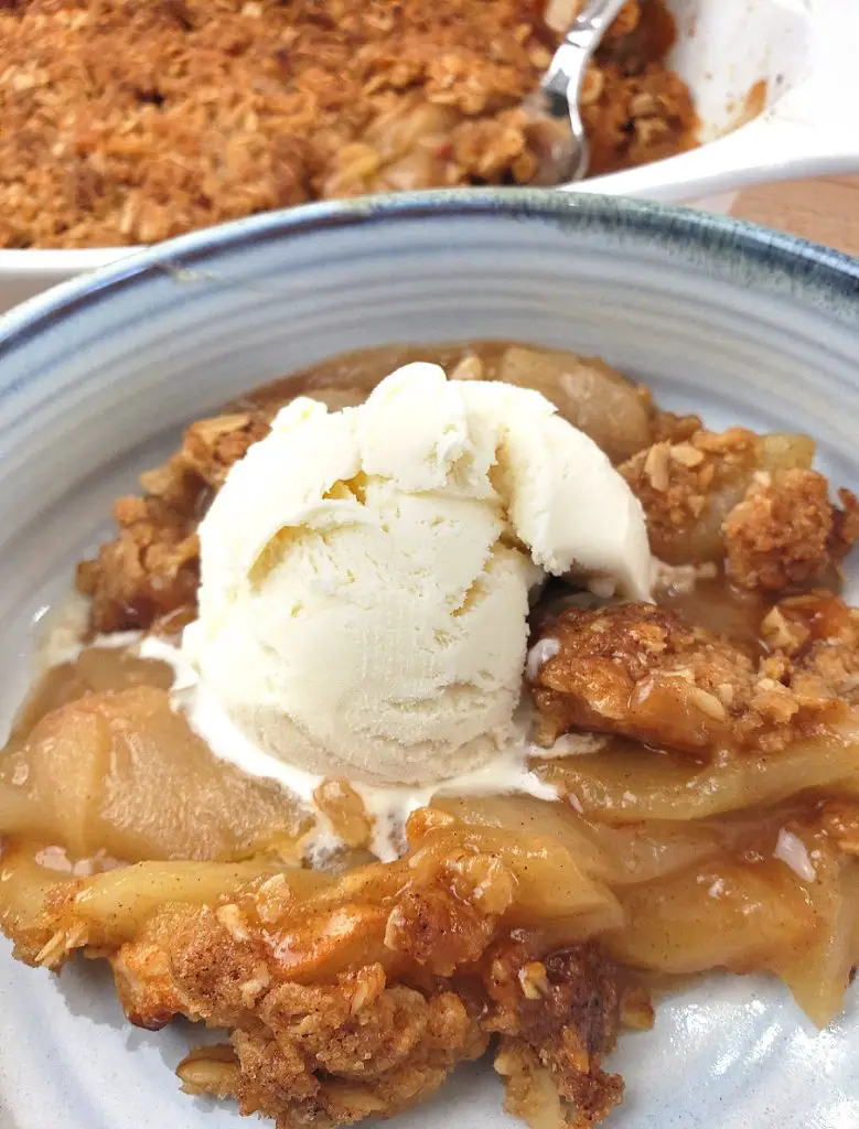 easy old fashion apple crisp with vanilla ice cream
